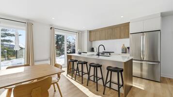 Réfrigérateur, micro-ondes, plaque de cuisson, lave-vaisselle