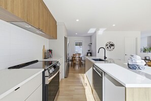 Réfrigérateur, micro-ondes, plaque de cuisson, lave-vaisselle