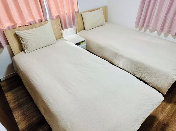 3 habitaciones, tabla de planchar con plancha, wifi y ropa de cama 