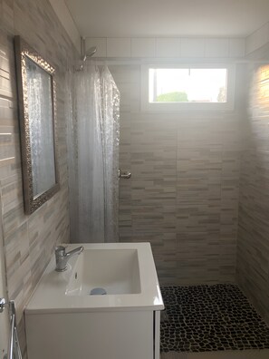 Shower, hair dryer, towels