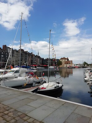 A marina with boats docked, a clear sky, and buildings in the background. - Chalet "Honfleur" at BBM (Honfleur)