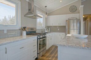 Private kitchen - The Overlook at Covehead Bay (York)