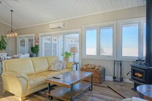Living area - The Overlook at Covehead Bay (York)