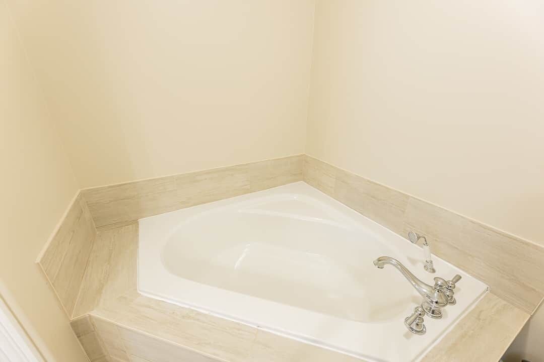 Une petite salle de bain avec une baignoire blanche et un seul robinet.