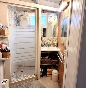 Douche, sèche-cheveux, serviettes fournies, papier toilette