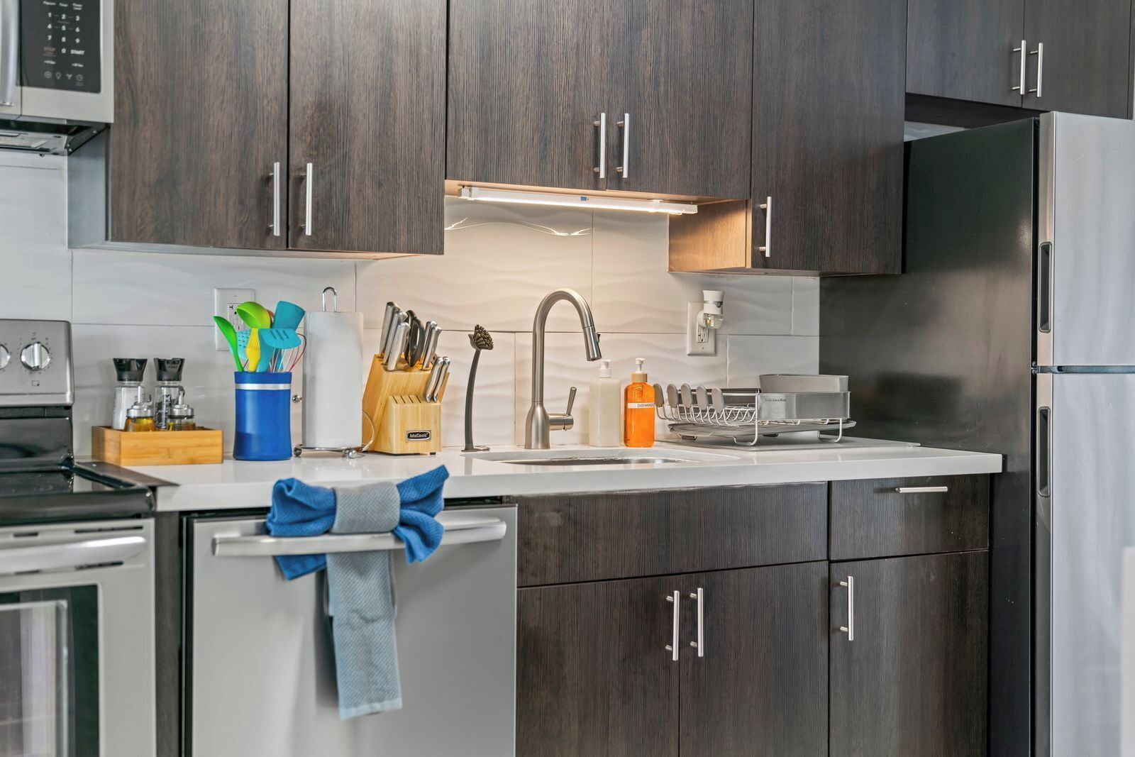 Wasserkocher mit Kaffee-/Teezubehör, Kühlschrank, Mikrowelle, Ofen