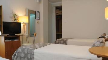 Chambre triple Standard | Coffre-fort, accès au Wi-Fi (inclus)