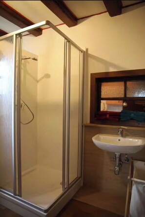 Dusche, Haartrockner, Handtücher, Seife