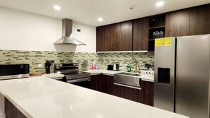 冷蔵庫、電子レンジ、オーブン、コンロ