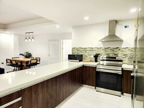 冷蔵庫、電子レンジ、オーブン、コンロ