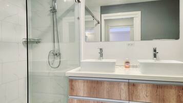 Shower, hair dryer, towels