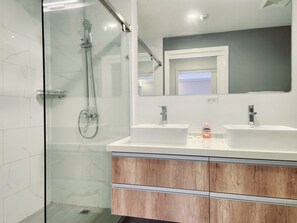 シャワー、ヘアドライヤー、タオル