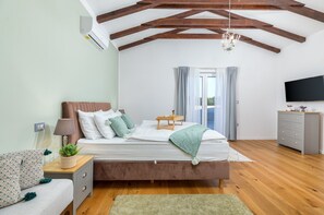 5 bedrooms, WiFi, bed sheets