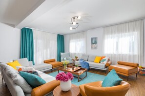 TV, fireplace, ping pong