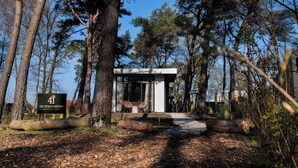 Un bâtiment moderne sur lequel on peut lire l’inscription « 41 De Strandhoed ».