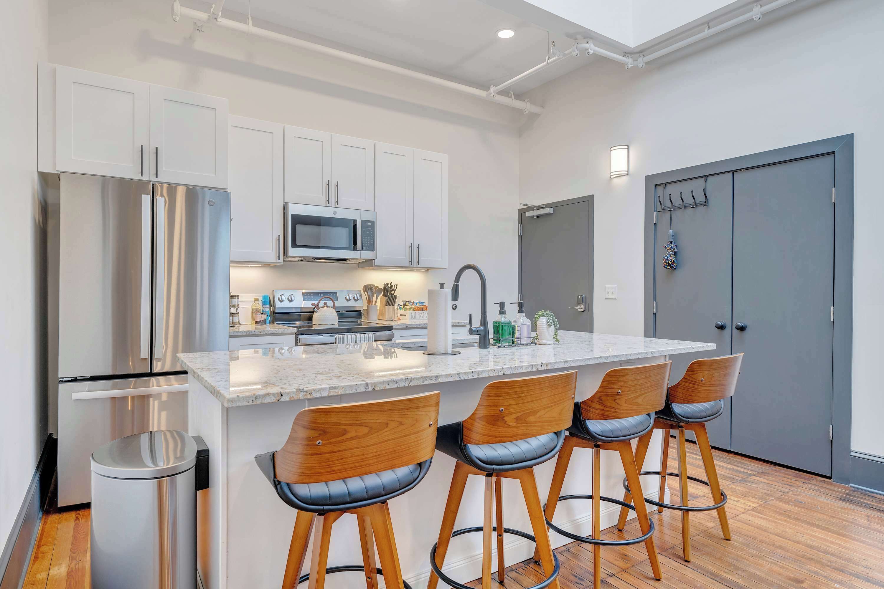 Frigorifero, microonde, forno, piano cottura