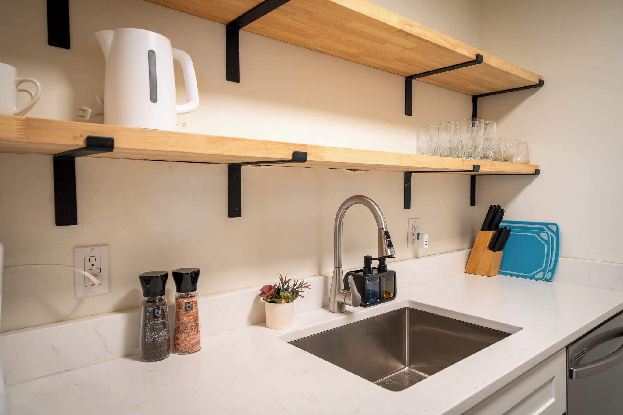 Réfrigérateur, micro-ondes, four, plaque de cuisson