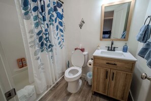 Douche, sèche-cheveux, serviettes fournies, shampoing