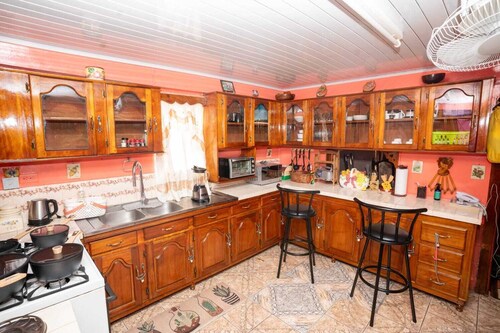Casa Rosa - a Charming 3-bedroom house with AC in Georgetown