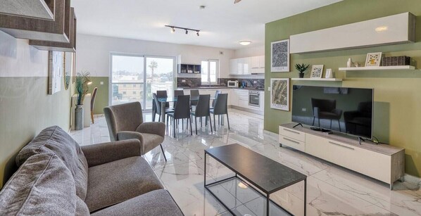 TV - Swieqi, Central 3BR Home w/Fast WIFI & Cozy Beds (Swieqi)