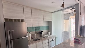 Eine moderne Küche mit integriertem Kühlschrank, Spüle und Herd.