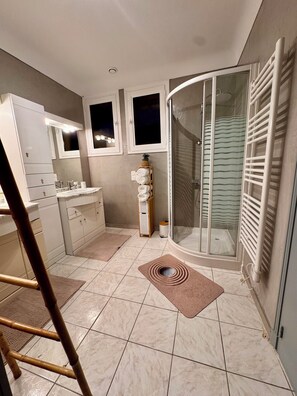 Douche, serviettes fournies, papier toilette