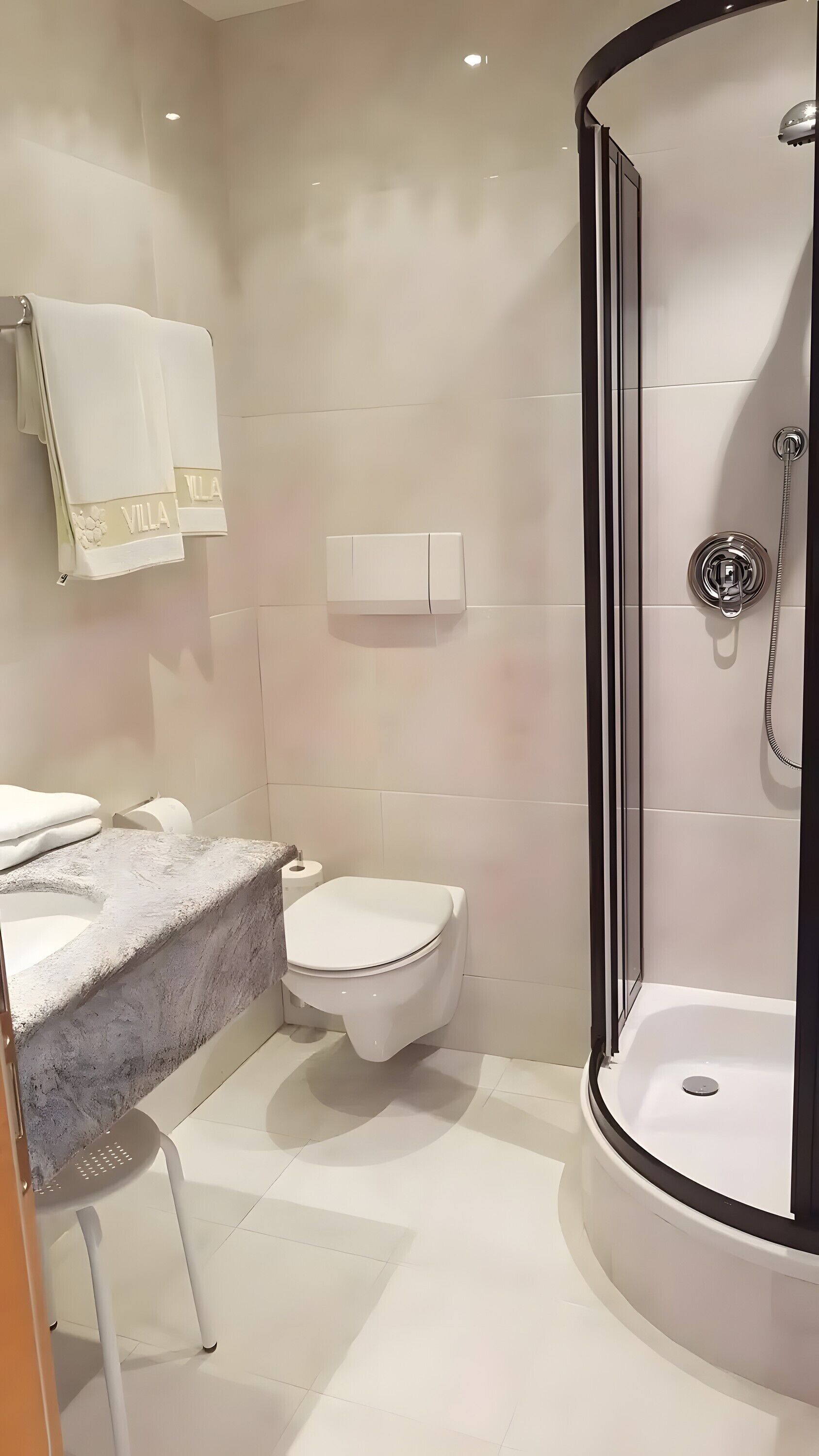 Douche, sèche-cheveux, serviettes fournies