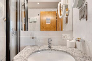 Shower, hair dryer, towels - Room 'Bb Pattis 2P' with Mountain View, Balcony and Wi-Fi (Vipiteno)