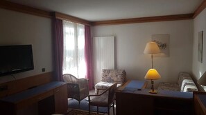 TV - Room 'Bb Villa Pattis 4P' with Mountain View, Balcony and Wi-Fi (Vipiteno)