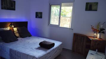 2 bedrooms, internet, bed sheets