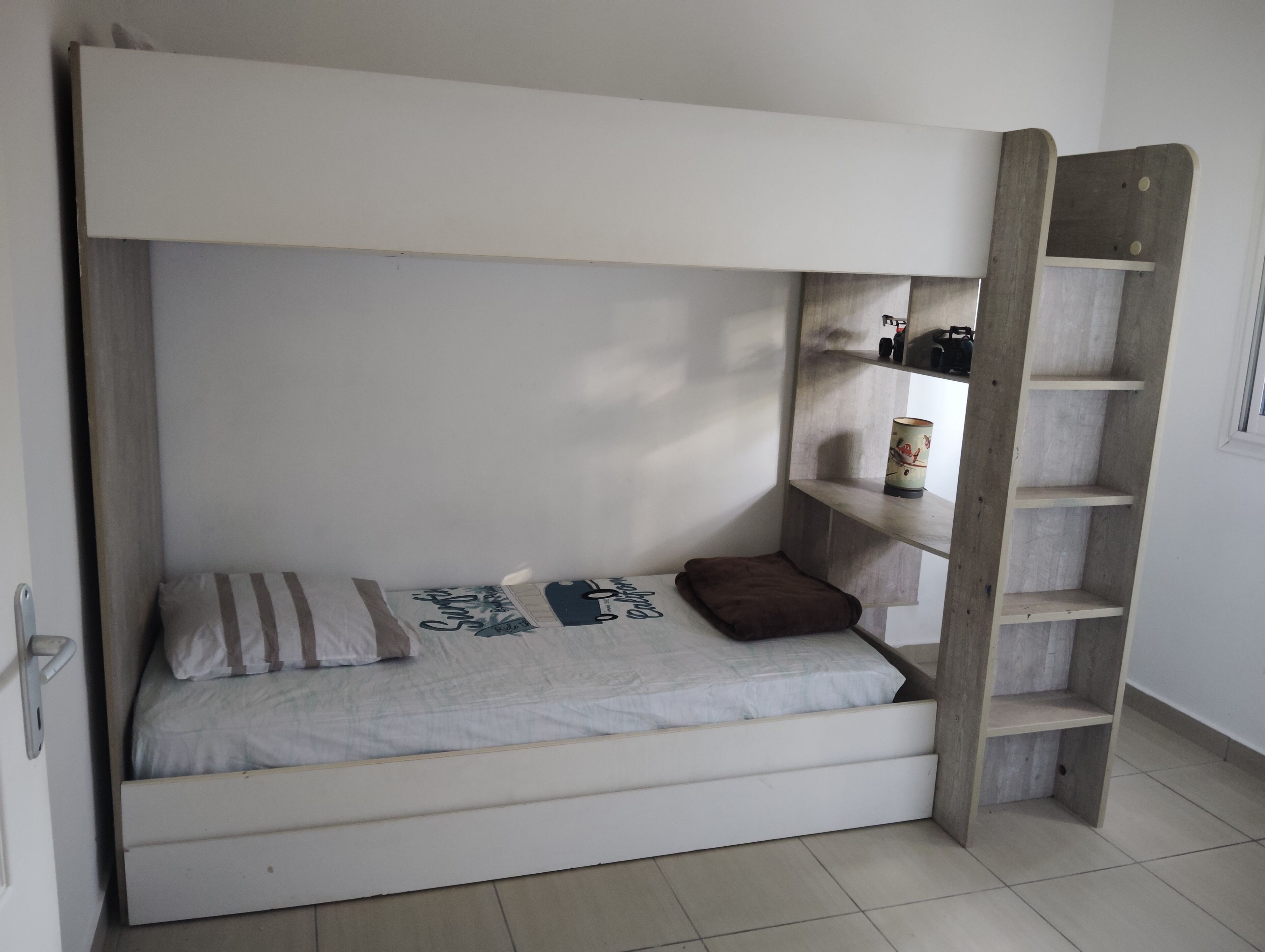 2 bedrooms, internet, bed sheets