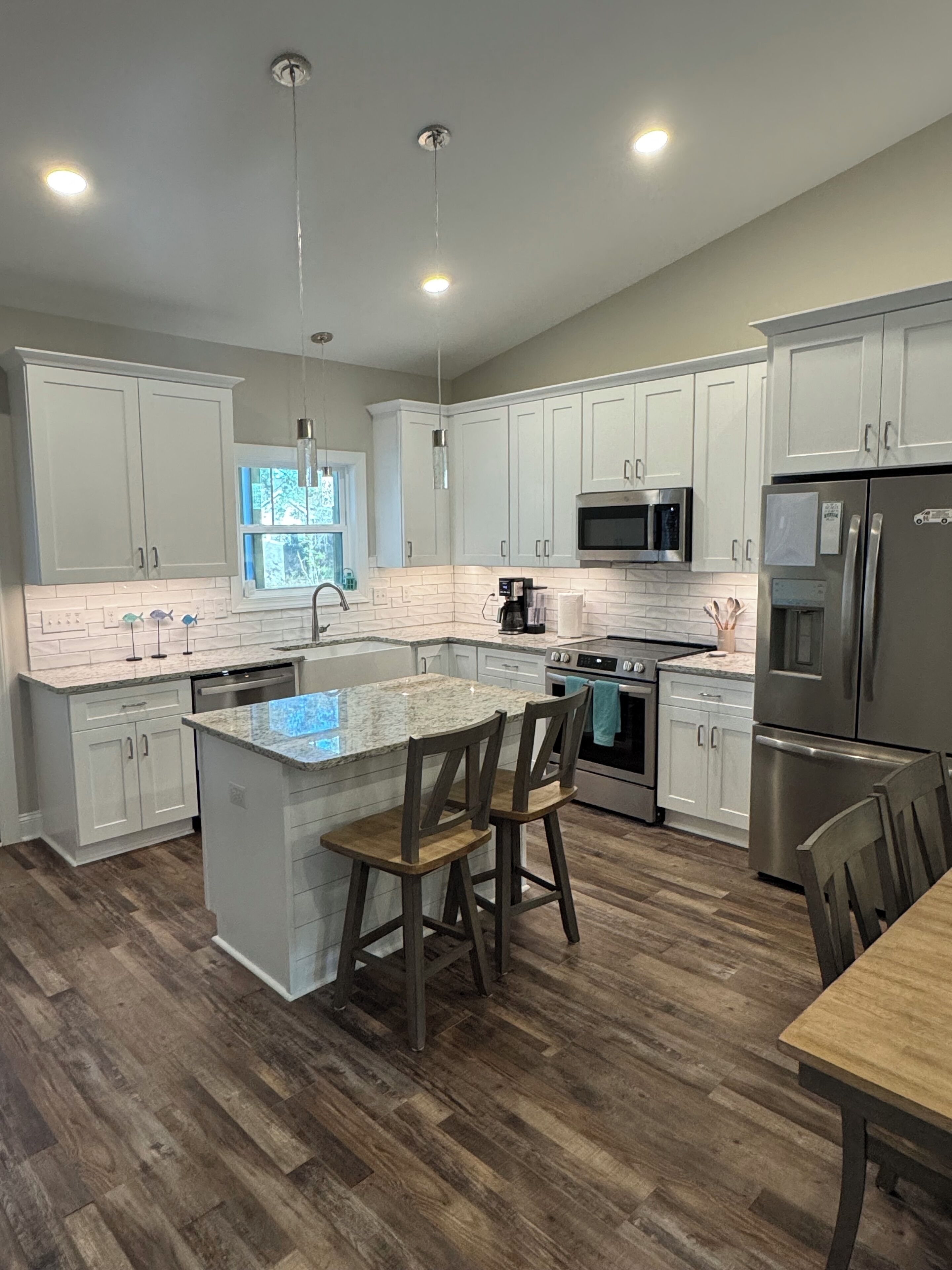 Microondas, horno, parrilla de estufa y lavavajillas 