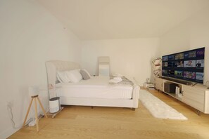 1 bedroom, WiFi, bed sheets - Luxury NYC Apartment With Huge Private Balcony (New York)