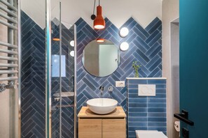 Shower, hair dryer, bidet, towels - The little door. Your lake view home. (Barrea)