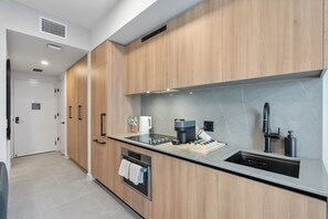 Deluxe Studio | Private kitchen - 501 First - Steps from Bayside (Miami)