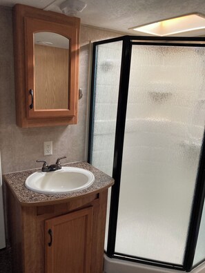 シャワー、ヘアドライヤー、タオル、石鹸