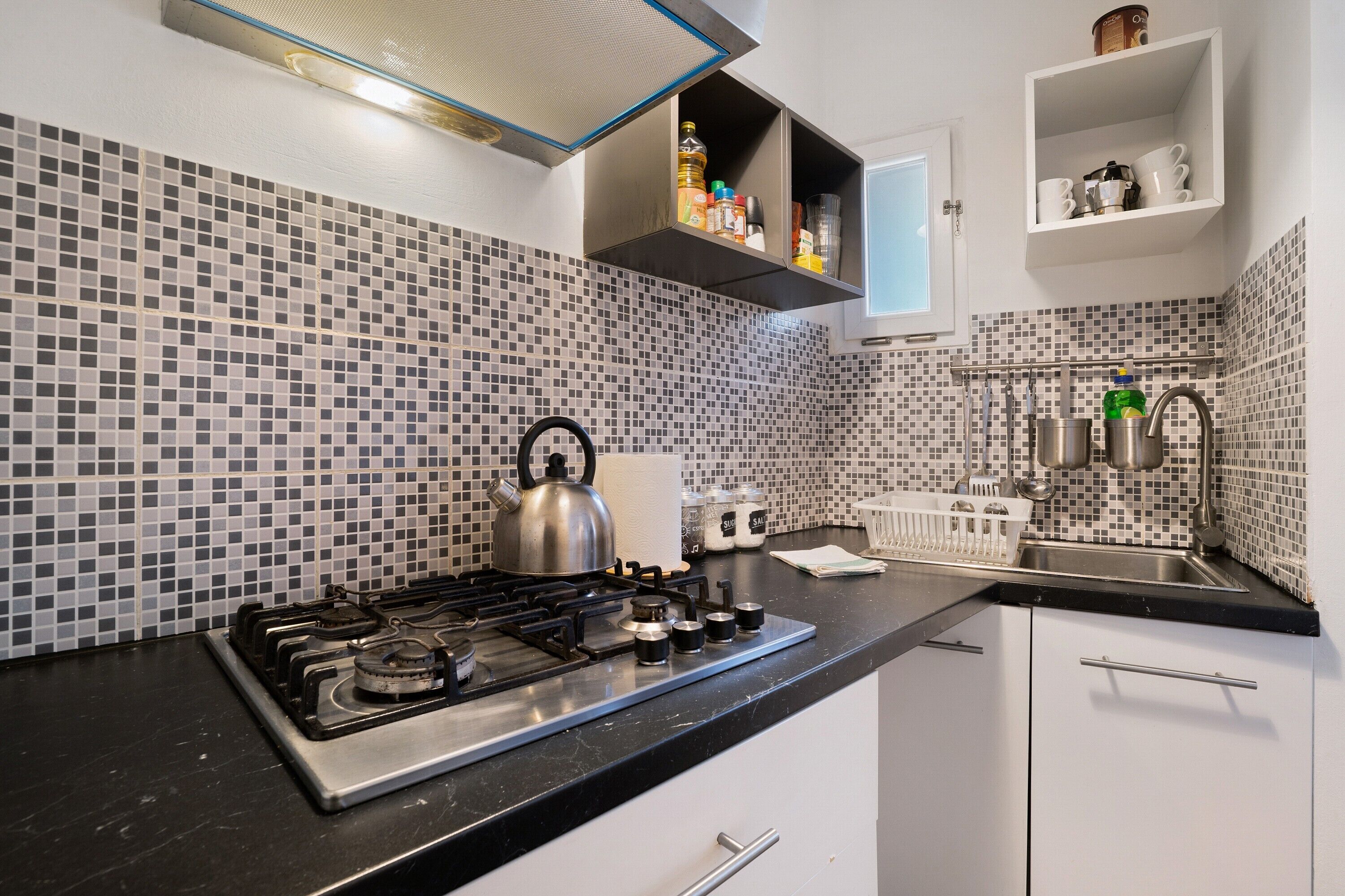 Frigorífico, microondas, placa de cocina y cafetera o tetera