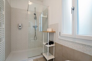 Douche, sèche-cheveux, serviettes fournies