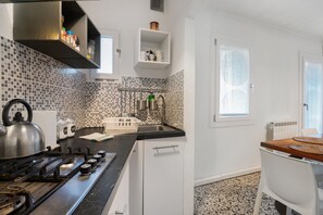 Frigorífico, microondas, placa de cocina y cafetera o tetera