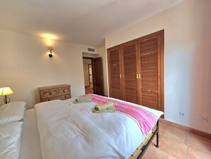 2 bedrooms, iron/ironing board, travel cot, WiFi - Family apartment near Cala d’Or. Private complex with pool/jacuzzi+cafe/bar (Santanyí)