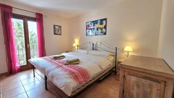 2 slaapkamers, een strijkplank/strijkijzer, reisbedje, wifi