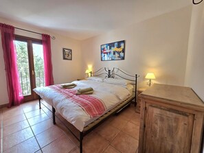 2 bedrooms, iron/ironing board, travel cot, WiFi