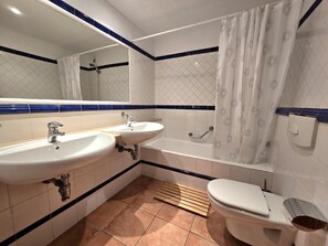 Shower, hair dryer, towels, toilet paper - Family apartment near Cala d’Or. Private complex with pool/jacuzzi+cafe/bar (Santanyí)