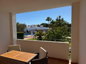 Outdoor dining - Family apartment near Cala d’Or. Private complex with pool/jacuzzi+cafe/bar (Santanyí)