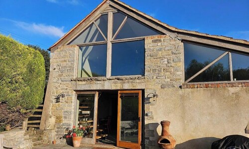 Peaceful dog friendly Somerset retreat near Langport. Garden and orchard views.