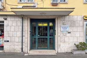 Exterior detail - Cipro apartment near Vatican and metro stop (Roma)