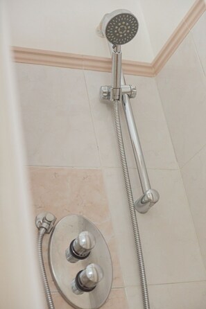 Shower, hair dryer, bidet, towels - Cipro apartment near Vatican and metro stop (Roma)