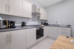 Fridge, microwave, oven, stovetop - Leo Apartment - 4 Bedroom Flat in Nairn (Nairn)