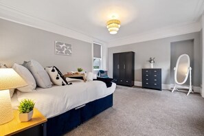 4 slaapkamers, een strijkplank/strijkijzer, gratis wifi, beddengoed