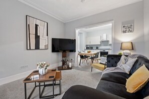 TV - Leo Apartment - 4 Bedroom Flat in Nairn (Nairn)